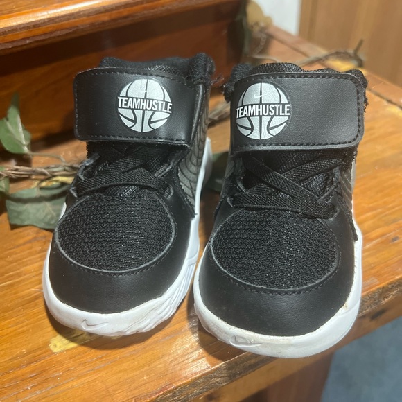 EUC Nike Black and White Baby Sneakers Size 4C - Picture 1 of 7